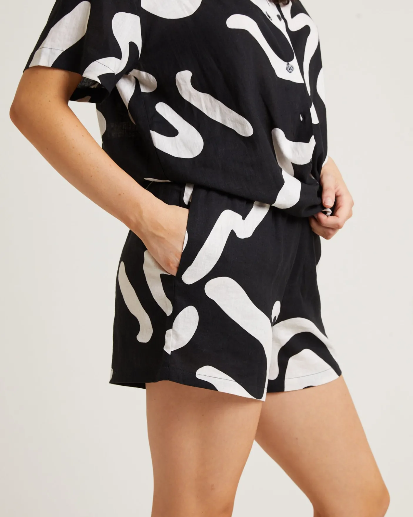 Charlie Swirl Shorts in Black